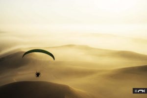 Tony Gibson flying Niviuk Dobermann in the desert in Dubai